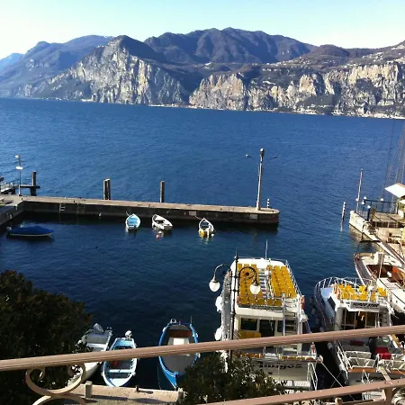 Charmante Apartament Lake Front Malcesine Exterior photo